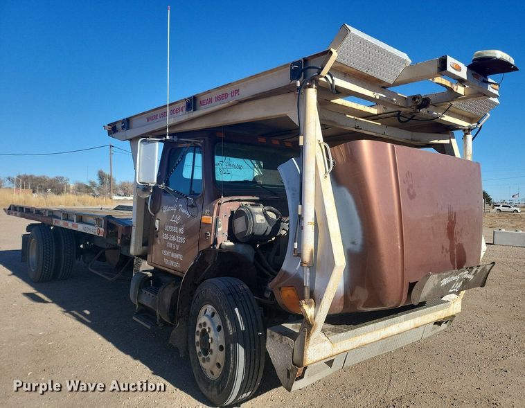 image for item IU9895 1992 International 4900  rollback truck