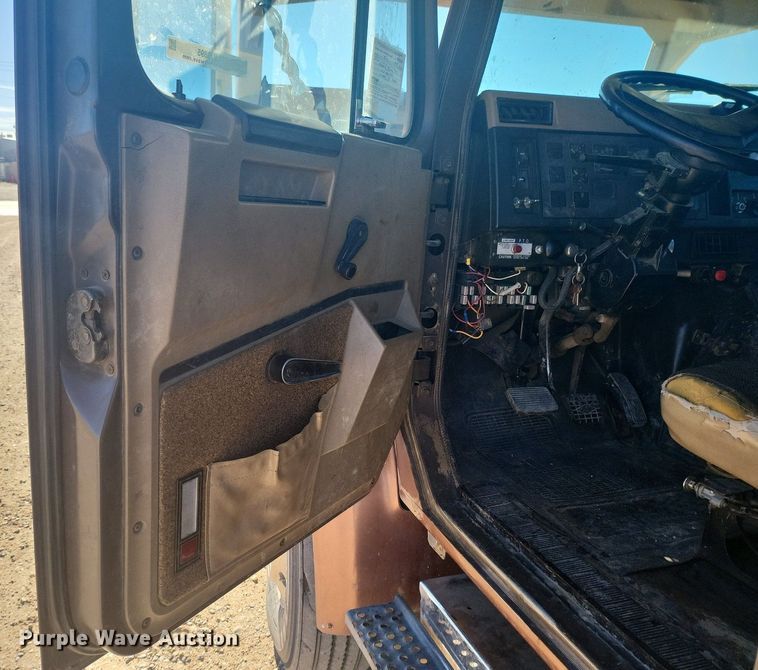 image for item IU9895 1992 International 4900  rollback truck