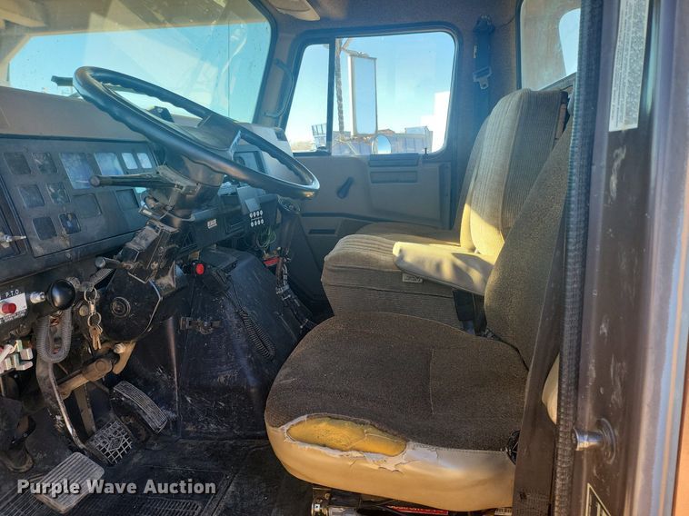 image for item IU9895 1992 International 4900  rollback truck