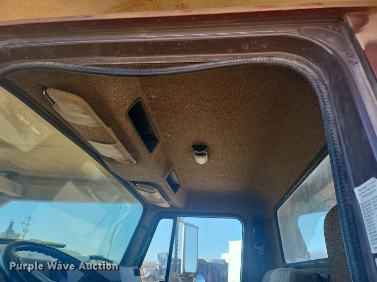 image for item IU9895 1992 International 4900  rollback truck