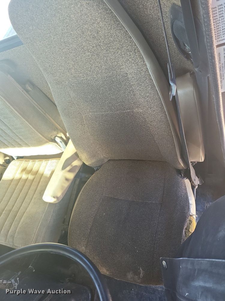 image for item IU9895 1992 International 4900  rollback truck