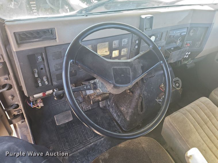 image for item IU9895 1992 International 4900  rollback truck