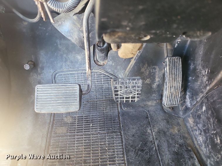 image for item IU9895 1992 International 4900  rollback truck