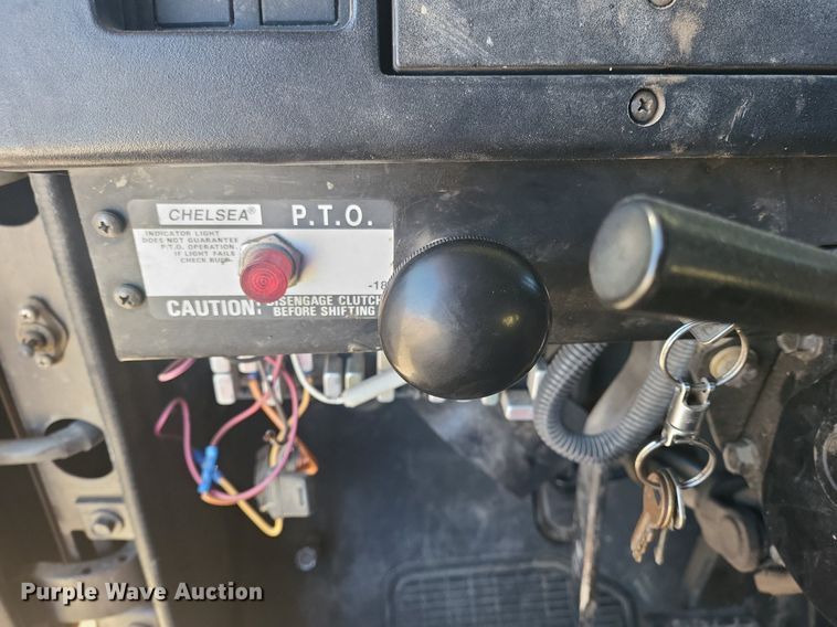 image for item IU9895 1992 International 4900  rollback truck