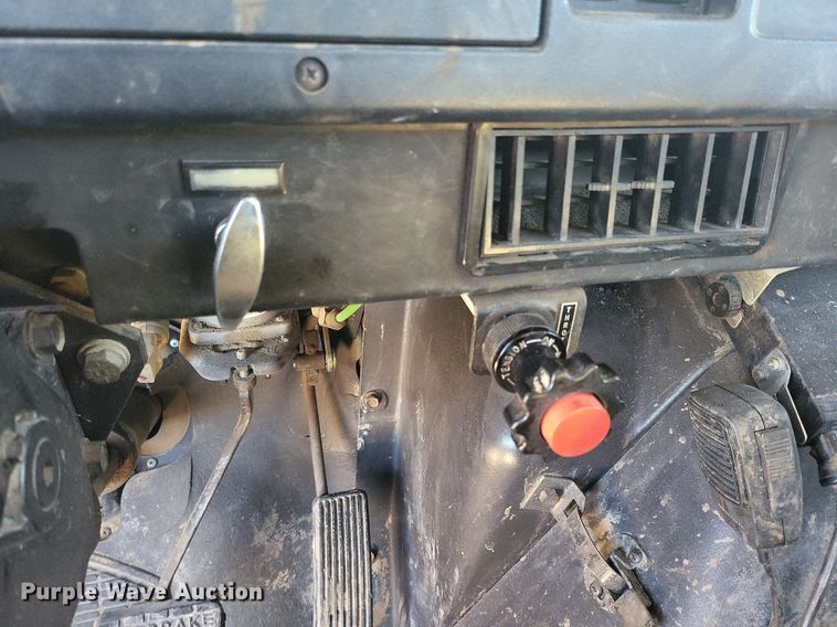 image for item IU9895 1992 International 4900  rollback truck