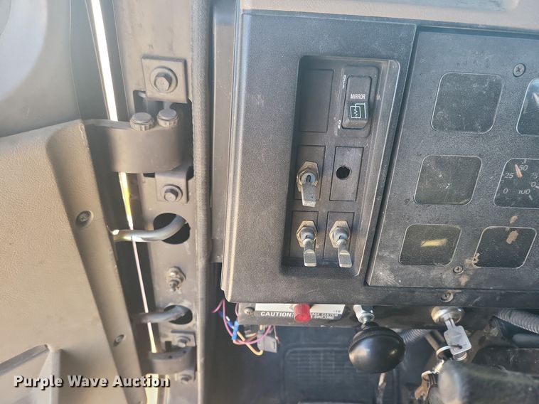 image for item IU9895 1992 International 4900  rollback truck