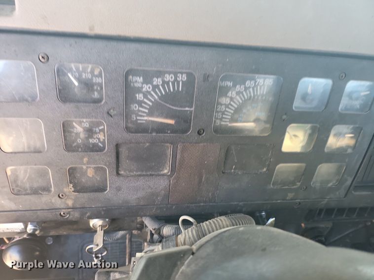 image for item IU9895 1992 International 4900  rollback truck