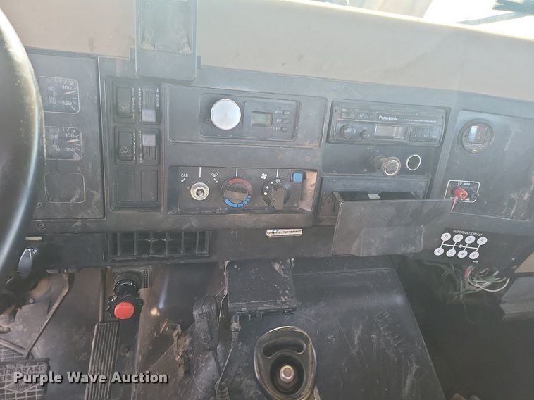 image for item IU9895 1992 International 4900  rollback truck