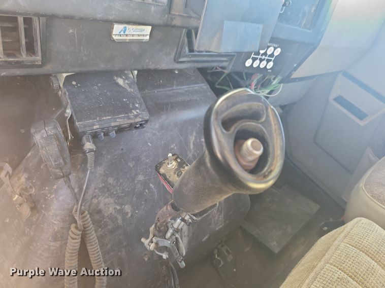 image for item IU9895 1992 International 4900  rollback truck