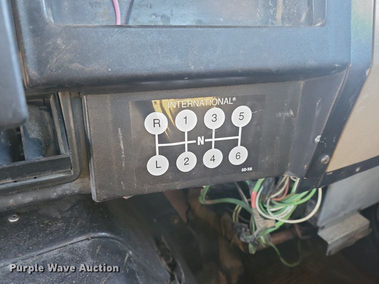 image for item IU9895 1992 International 4900  rollback truck