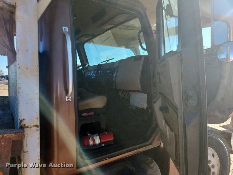 image for item IU9895 1992 International 4900  rollback truck