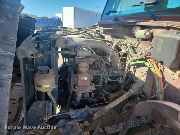 image for item IU9895 1992 International 4900  rollback truck