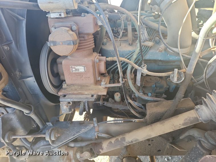 image for item IU9895 1992 International 4900  rollback truck