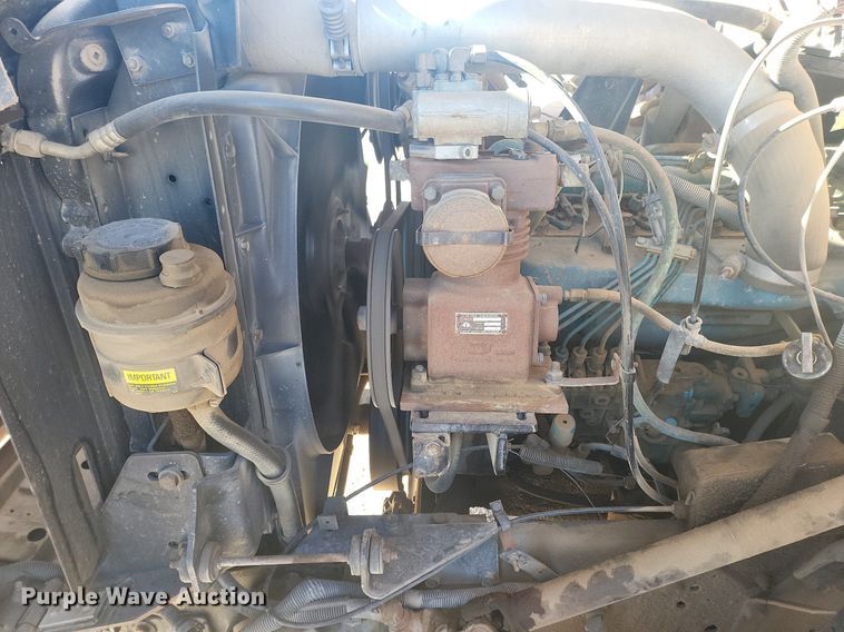 image for item IU9895 1992 International 4900  rollback truck