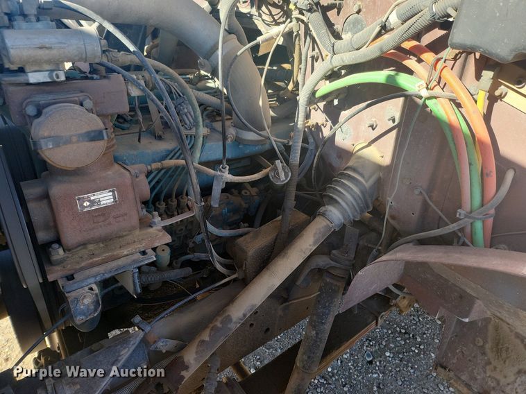 image for item IU9895 1992 International 4900  rollback truck