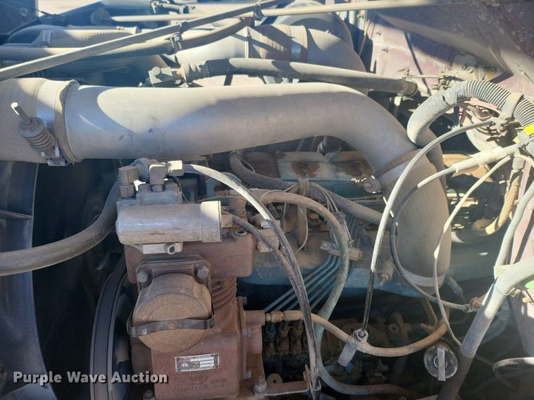 image for item IU9895 1992 International 4900  rollback truck