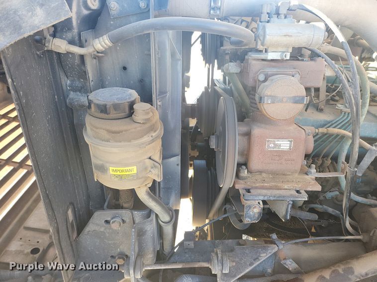 image for item IU9895 1992 International 4900  rollback truck