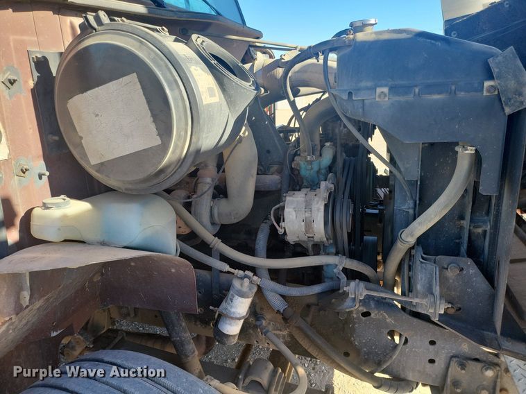 image for item IU9895 1992 International 4900  rollback truck