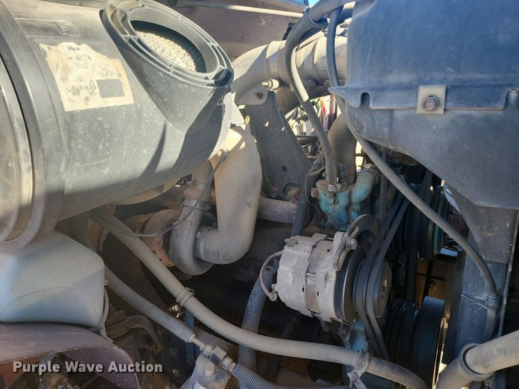 image for item IU9895 1992 International 4900  rollback truck