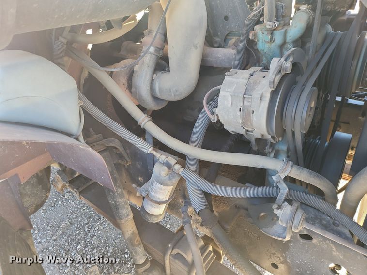 image for item IU9895 1992 International 4900  rollback truck