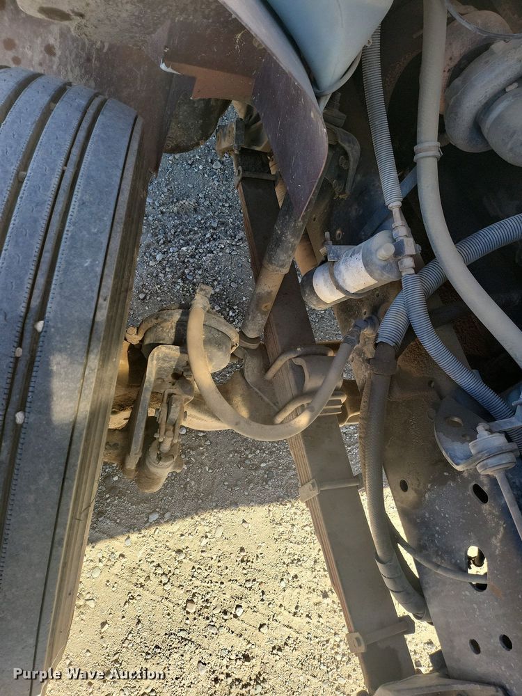 image for item IU9895 1992 International 4900  rollback truck