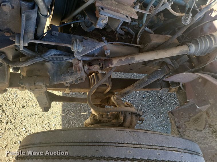 image for item IU9895 1992 International 4900  rollback truck