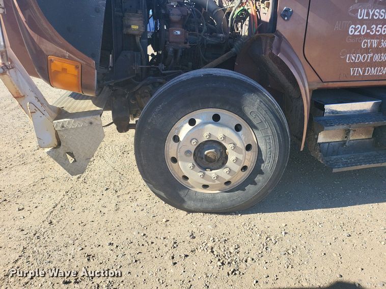 image for item IU9895 1992 International 4900  rollback truck