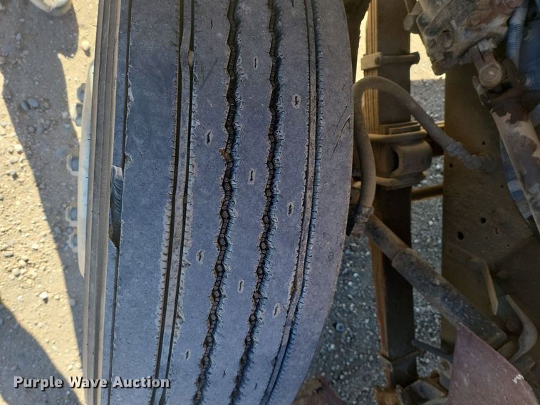 image for item IU9895 1992 International 4900  rollback truck