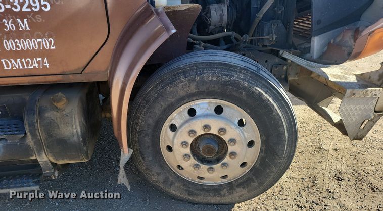 image for item IU9895 1992 International 4900  rollback truck