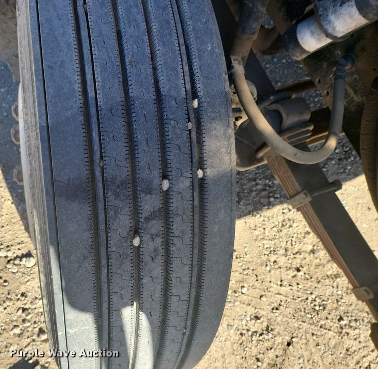 image for item IU9895 1992 International 4900  rollback truck