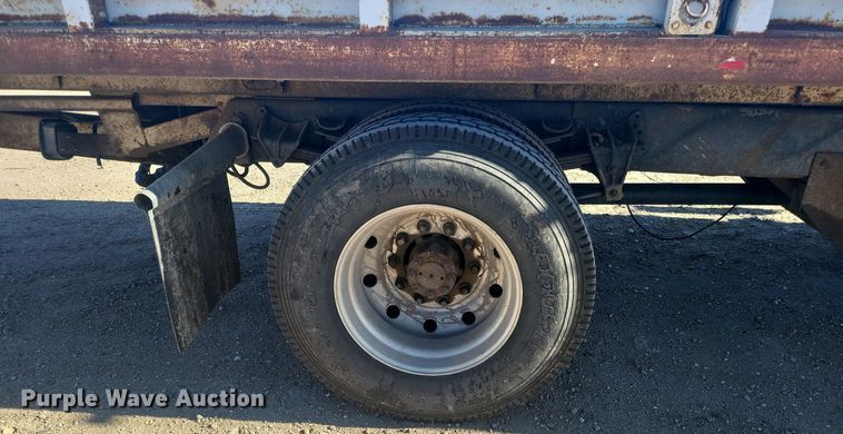 image for item IU9895 1992 International 4900  rollback truck