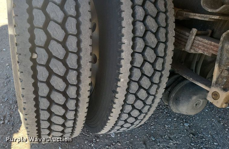 image for item IU9895 1992 International 4900  rollback truck