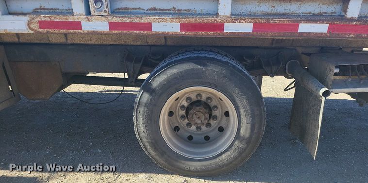 image for item IU9895 1992 International 4900  rollback truck