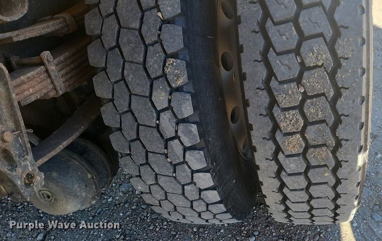 image for item IU9895 1992 International 4900  rollback truck