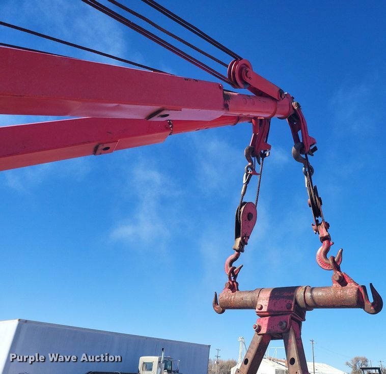 image for item IU9896 1976 Peterbilt 359  tow truck