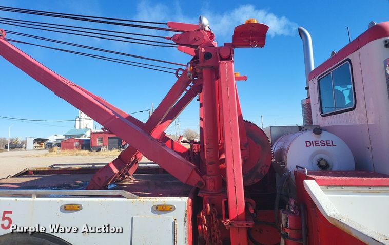 image for item IU9896 1976 Peterbilt 359  tow truck