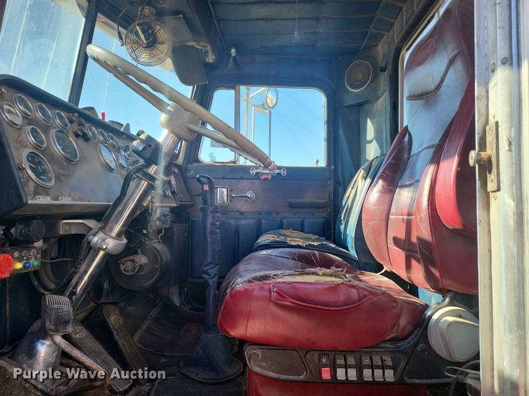 image for item IU9896 1976 Peterbilt 359  tow truck