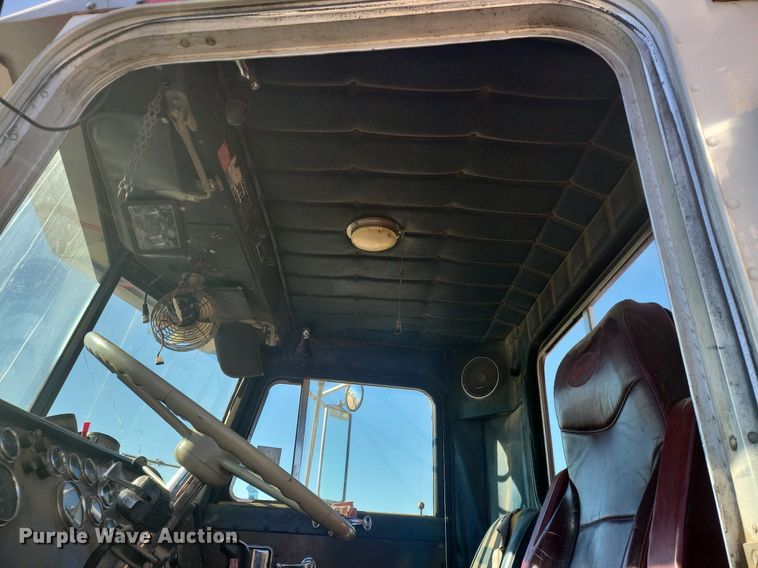 image for item IU9896 1976 Peterbilt 359  tow truck