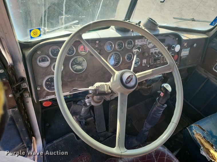 image for item IU9896 1976 Peterbilt 359  tow truck