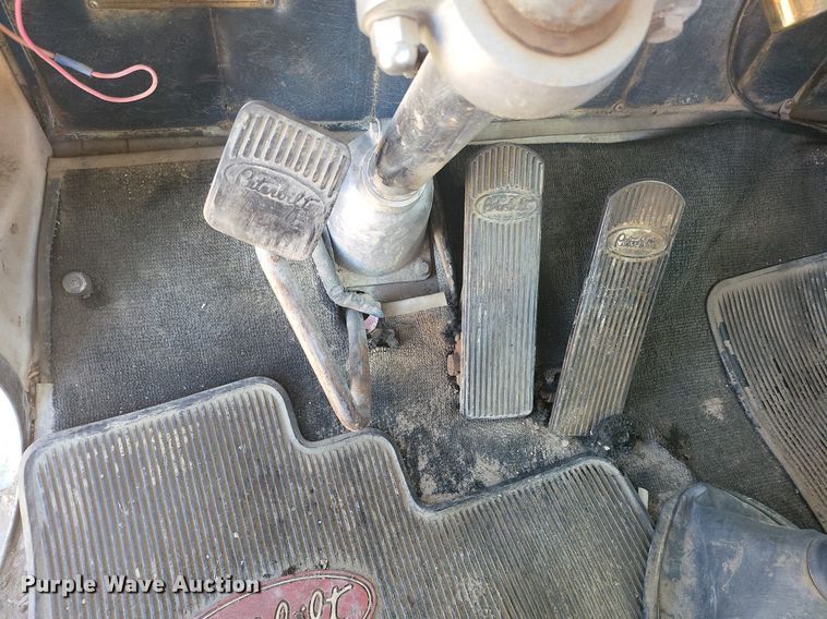 image for item IU9896 1976 Peterbilt 359  tow truck