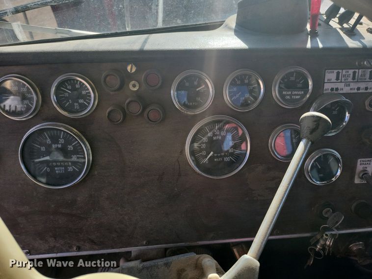 image for item IU9896 1976 Peterbilt 359  tow truck