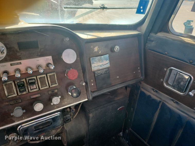 image for item IU9896 1976 Peterbilt 359  tow truck