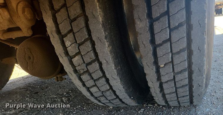 image for item IU9896 1976 Peterbilt 359  tow truck