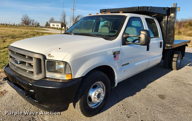 image for item JB9707 2002 Ford F350 Super Duty  Crew Cab flatbed pickup truck