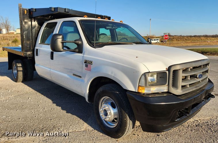 image for item JB9707 2002 Ford F350 Super Duty  Crew Cab flatbed pickup truck
