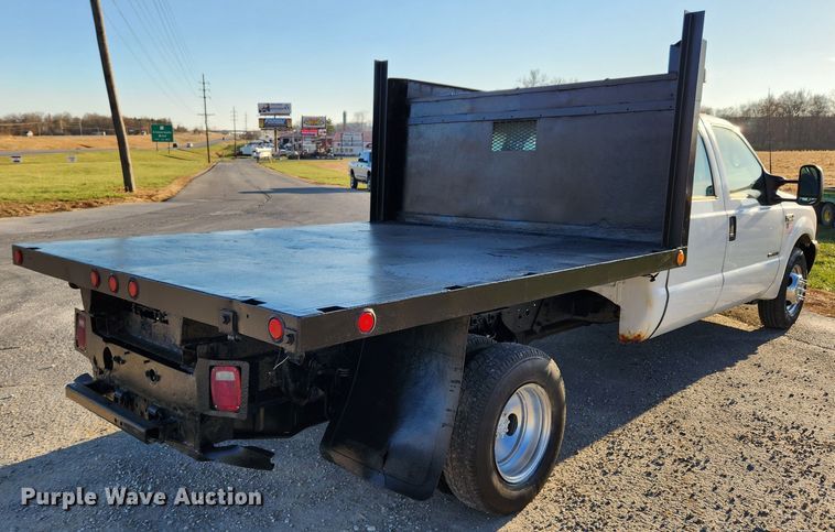 image for item JB9707 2002 Ford F350 Super Duty  Crew Cab flatbed pickup truck