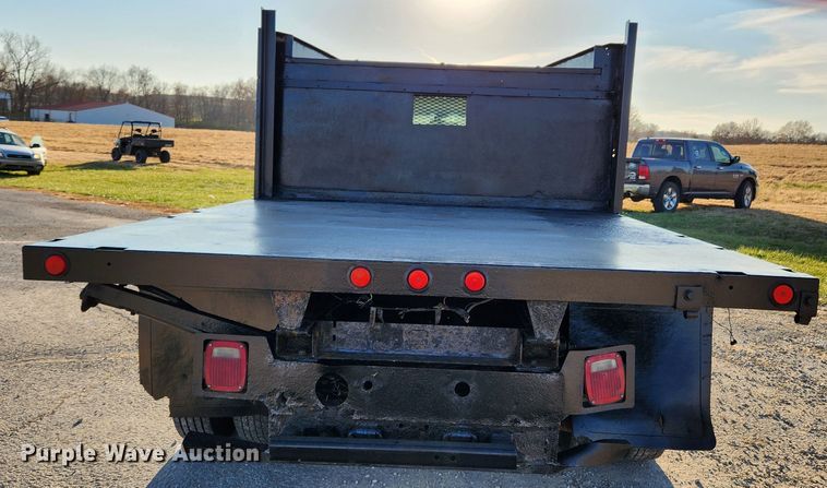 image for item JB9707 2002 Ford F350 Super Duty  Crew Cab flatbed pickup truck