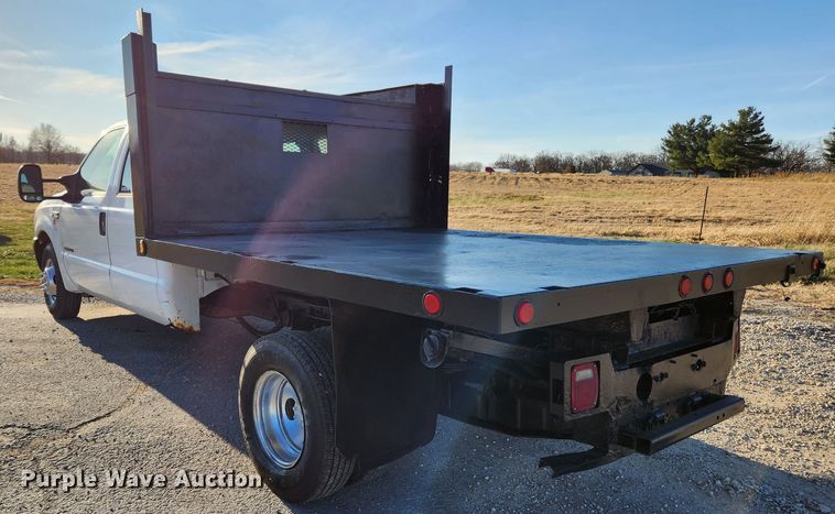 image for item JB9707 2002 Ford F350 Super Duty  Crew Cab flatbed pickup truck