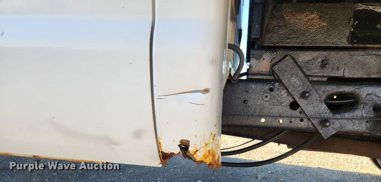 image for item JB9707 2002 Ford F350 Super Duty  Crew Cab flatbed pickup truck