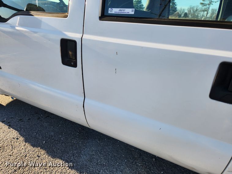 image for item JB9707 2002 Ford F350 Super Duty  Crew Cab flatbed pickup truck